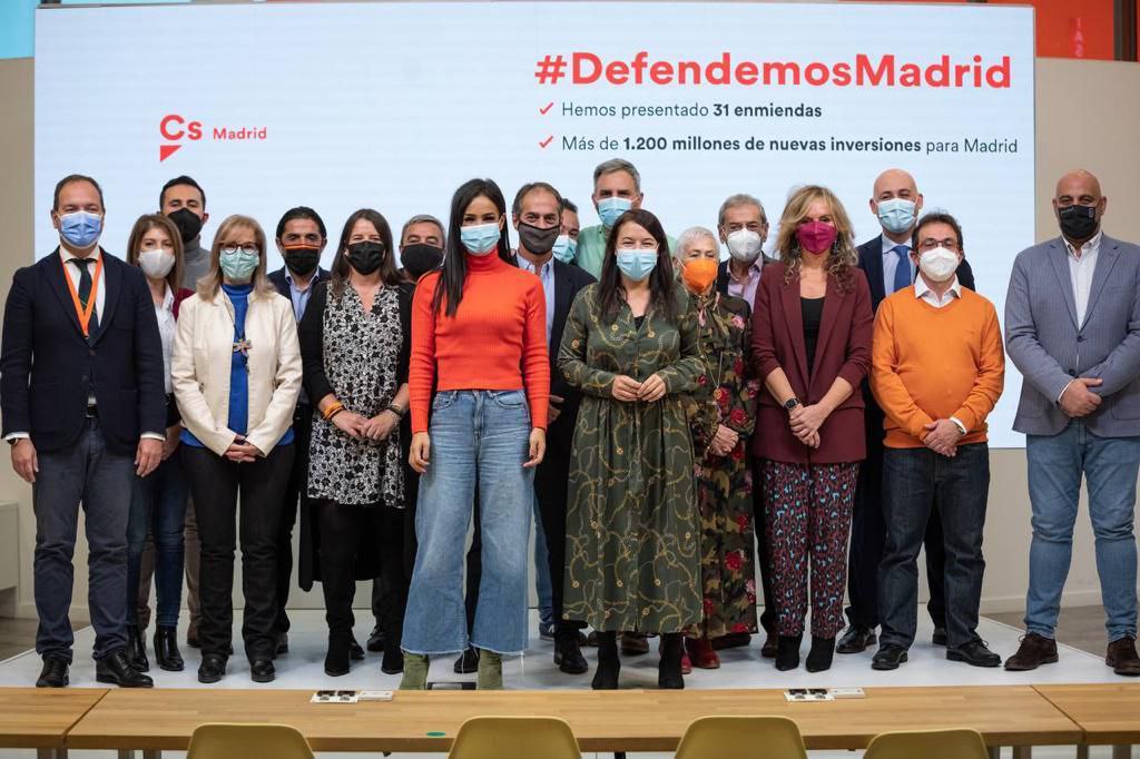 Alfonso_Reina_B's tweet photo. 🍊Hoy, durante el acto de presentación del equipazo que forma el Comité autonómico de Ciudadanos, @begonavillacis ha explicado las 31 enmiendas a los PGE que hemos registrado: 1200 millones para defender la #ComunidadDeMadrid del olvido y la deuda de Sánchez.
#DefendemosMadrid https://t.co/WkRohLb9m9