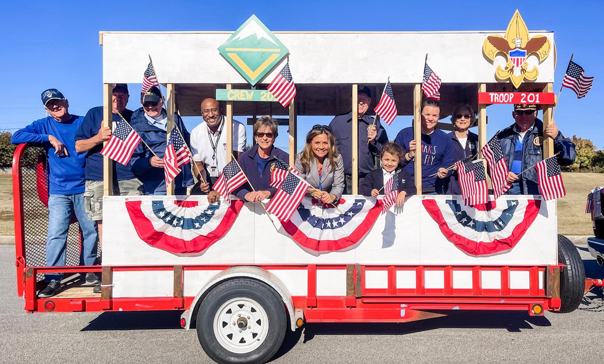 madisonschools's tweet photo. Veterans Day tributes were on full display today at schools throughout Madison City Schools. Parades, honor walls, &amp; poster-lined car lines were among the observances saluting our veterans. Pictured are events at Columbia, Heritage, Rainbow and Midtown elem schools. #mcslearn https://t.co/Dh0bOfTYLY