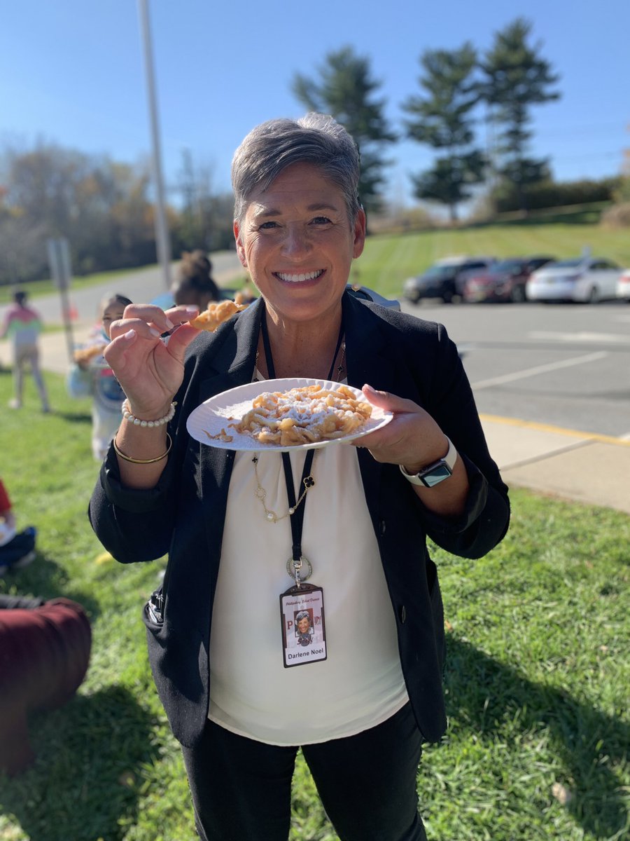 PAWSitivelyPES's tweet photo. Funnel Cake Frenzy @ PES! We celebrated the end of #OneStatelinerStory with food from the fair! πΈπ·π· Templeton would be proud. #TheSweetLife #RadiantReaders #BookLove https://t.co/d7YlOAO4NP