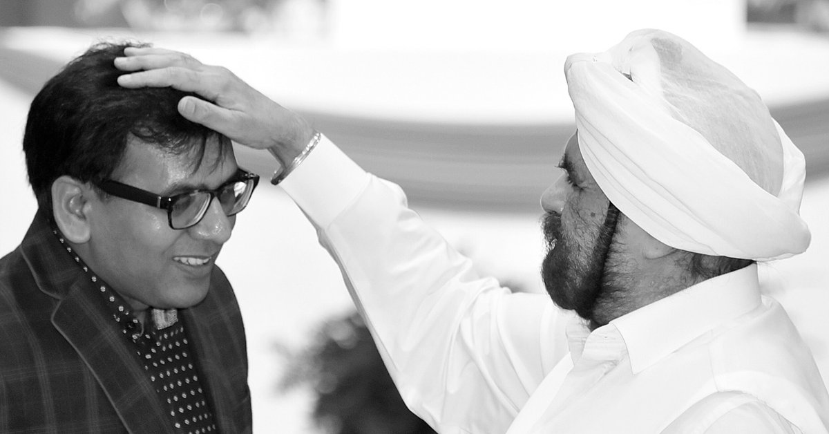 SOSmeditate's tweet photo. Sant Rajinder Singh Ji Maharaj blesses a visitor following a question and answer session at the Science of Spirituality International #Meditation Center in Lisle, Illinois, USA, September 2019.

#ScienceOfSpirituality #SantRajinderSinghJiMaharaj #SantRajinderSingh #Spirituality https://t.co/yKzEr3wbjB