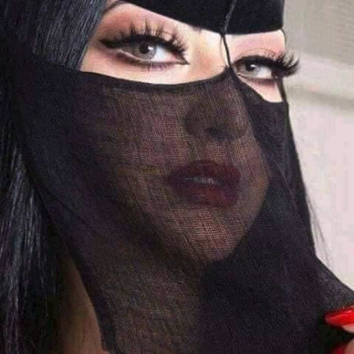 لا تراقبني من بعيد ...
وانت تحترق شوقاً لحديثي
 دع كبريائك جنباً واخبرني
 كم اشتقت الي ..
واعدك 
وساقول لك وانا ايضاً 
كم اشتقت إليك..!!!
ثم..!!
فكيف تكف الروح عن الروح والروح في الروح تقيم..!!!
العين لاترى عيباً في روح أحبتها..!!
❤️🌿🌿