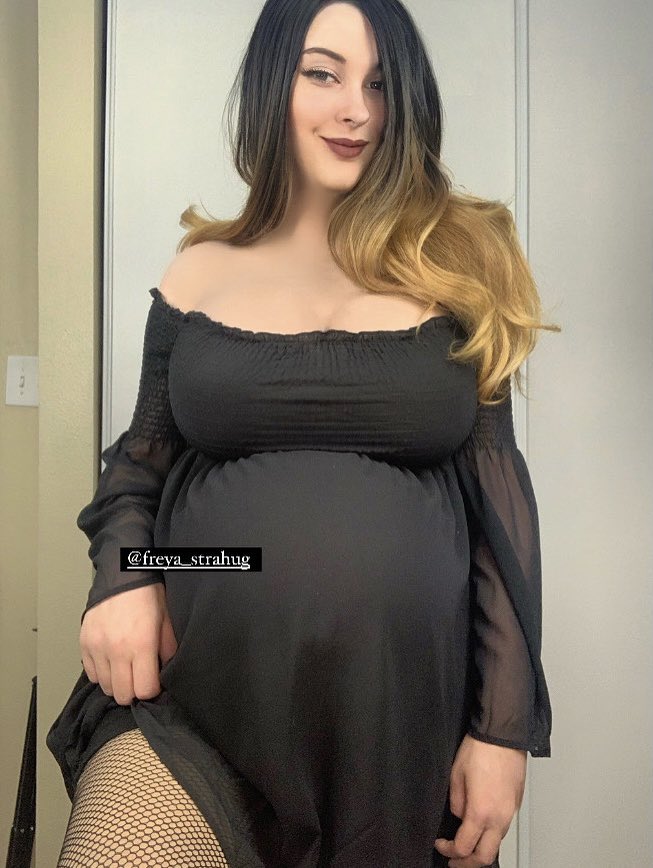 FreyaStrahug on X: Leather Pants ✓ no bra ✓ crop top ✓ #pregnant  #pregnantbelly #leatherpants #busty #pregnancy #fakepregnancy   / X