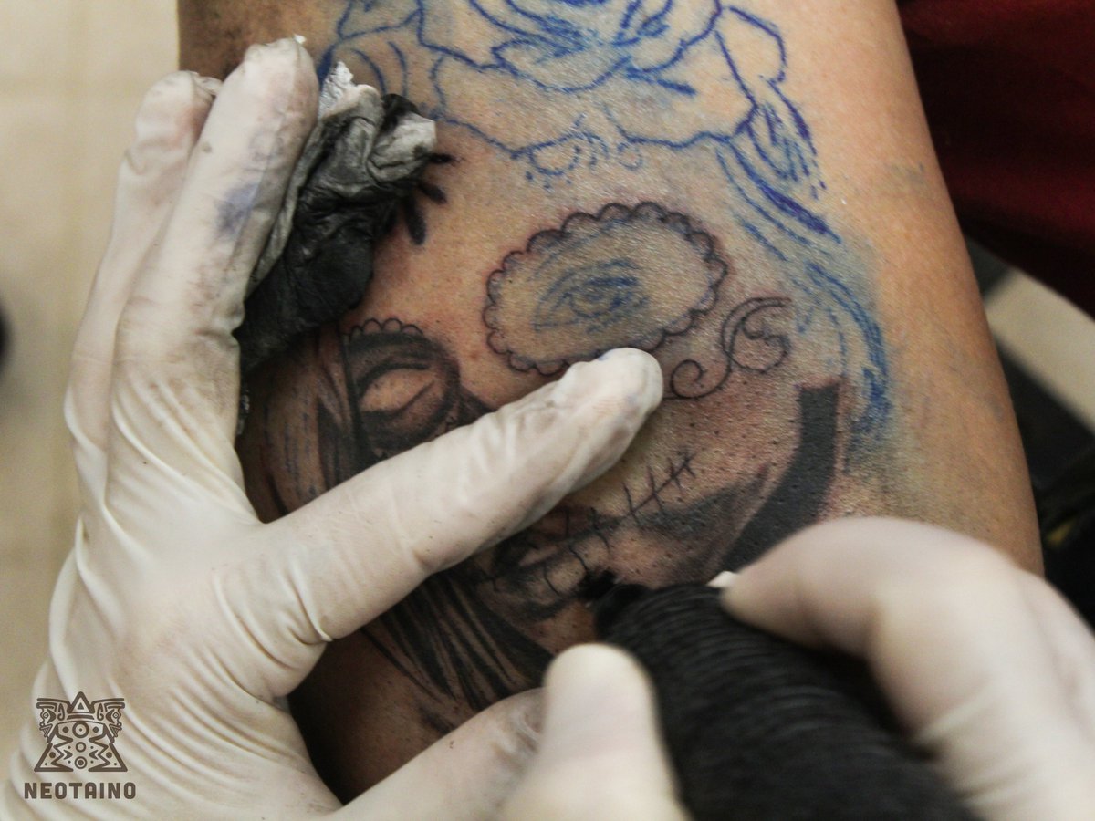 neotainostudio's tweet photo. La #catrina es EL SÍMBOLO DE LA MUERTE EN MÉXICO; una mujer esqueleto con un gran sombrero de estilo francés. 
Es un #tattoo que representa el paso al más allá, bello y artístico.👉Desde #NeotainoStudio traemos un progreso y con estilo😏 se llega al objetivo🤜🤛 https://t.co/wlynjyxBDa