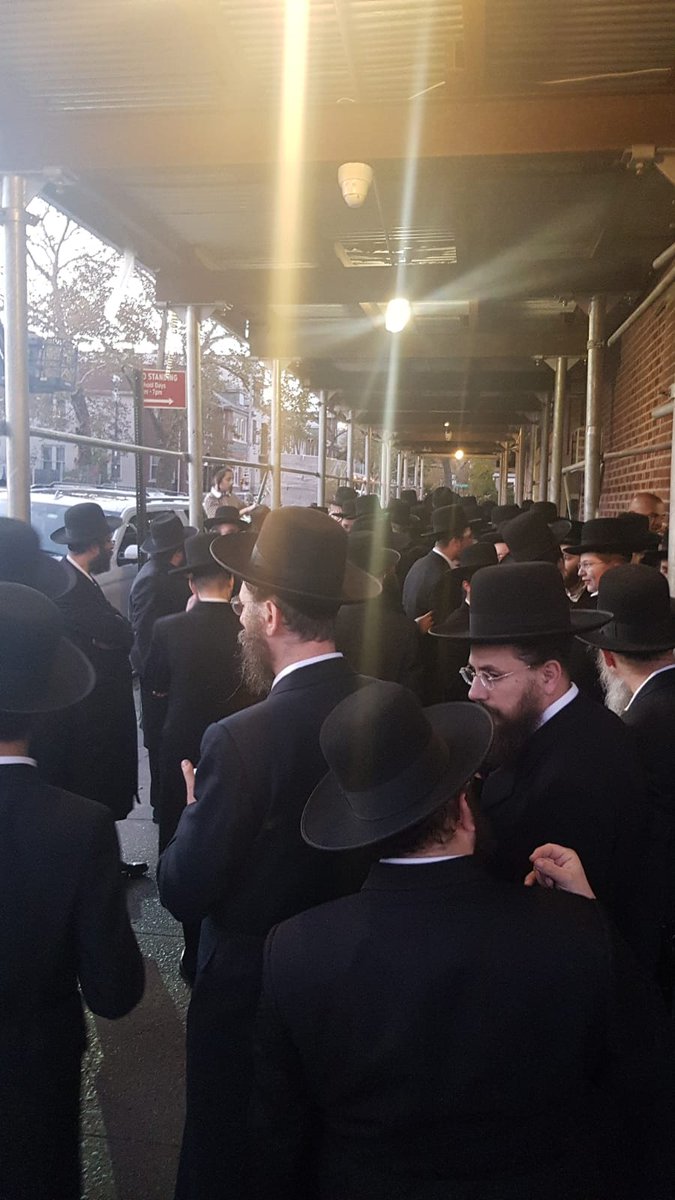 The_Gerrer's tweet photo. ברוקלין
המוני חסידי גור נפרדים מרבם לשלום https://t.co/nXNRAsK4aJ