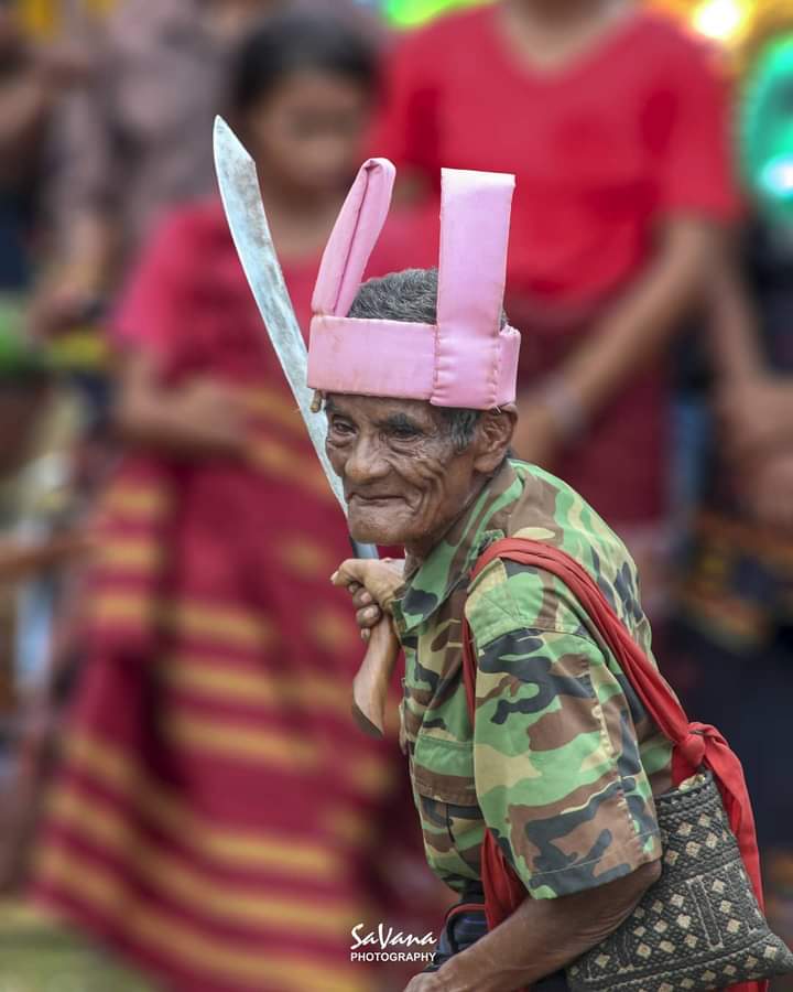 Usiaku sudah tua jiwaku masih muda dan cinta pada budayaku msh tetap awet sampe mataku tertutup.