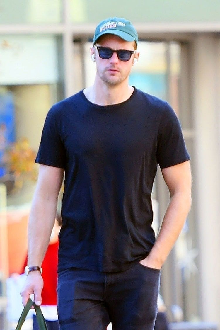 LastWordForum's tweet photo. We're still here getting the latest pics of our faves. #AlexanderSkarsgard is in NY! Join us at our forum. https://t.co/ZwFZo0D3mz https://t.co/7AUtdAZ6Id