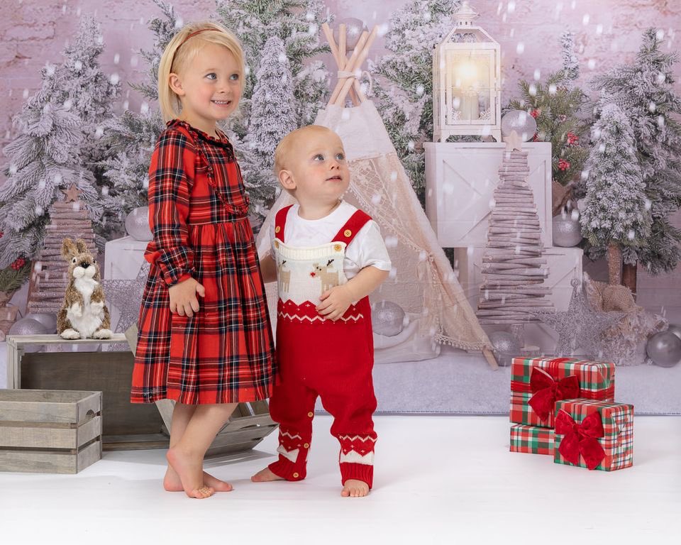 DaveHoldham's tweet photo. Christmas studio photos well underway #Christmas #Studio #photographer #photoshoot #studiolife https://t.co/4mEjPSEbHS