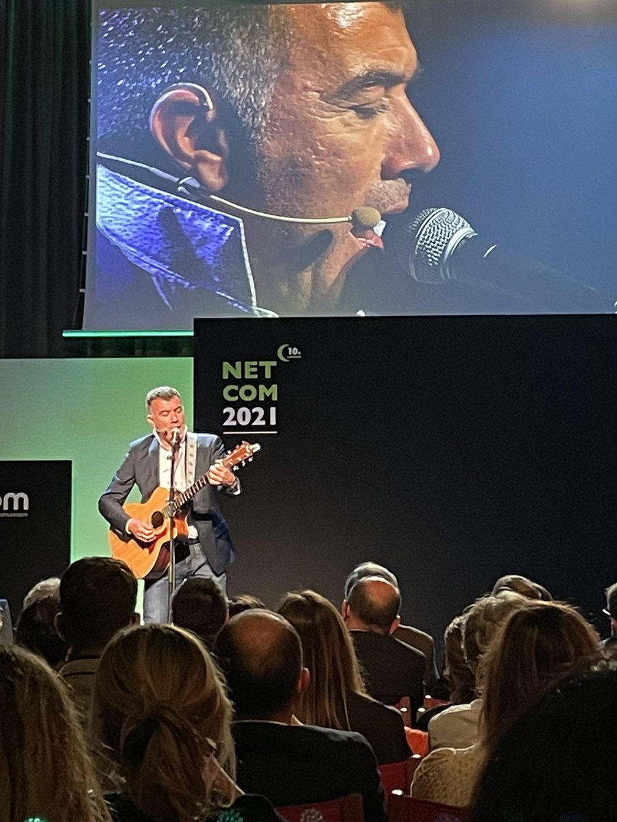 djanevidal's tweet photo. Magnífica sessió #Netcom2021 de @Dircomcat per retrobar-nos, amb l’espectacle de Pep Plaza @MartinezGistau https://t.co/6Xb85K5NrH