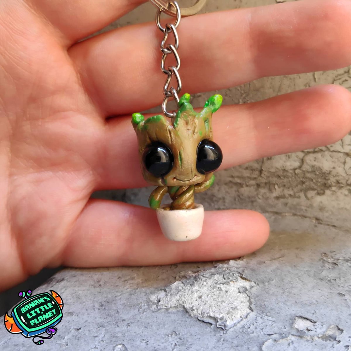 Banansplanet's tweet photo. GROOT! HE'S ADORABLE!!!
One of my favourite creations so far 🌱
.
.
.
#groot #gardiansofthegalaxy #iamgroot #fanart #clay #clayart #claycreations #claykeychain #claysculpture #babygroot #grootdancing 
#mywork https://t.co/P5ODKMLghf