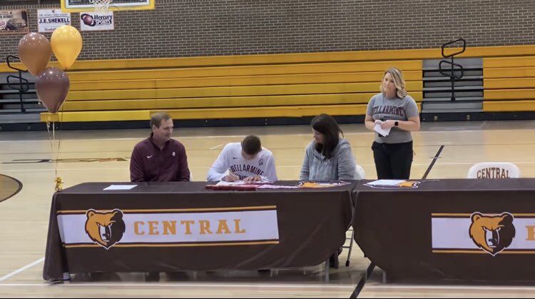 alexhooten6's tweet photo. Officially a Knight⚔️      @CentralBears_XC @Coach_Broughton @BUKnightsXCTF https://t.co/mEx45oyr9M