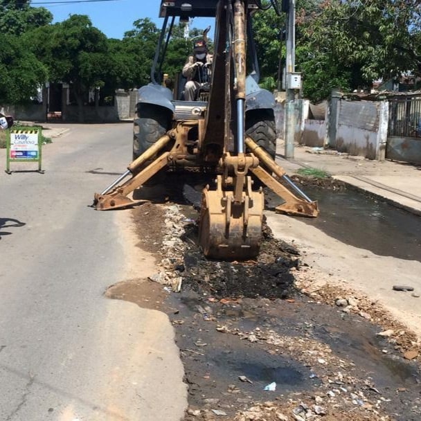 mcboalcaldia21's tweet photo. Atendemos la red de aguas residuales

Favorecemos a las familias del sector Las Corubas, parroquia Juana de Ávila, con la sustitución de un tramo de tubería de colector de aguas servidas de 8". Con esta acción garantizamos la salubridad en la zona. 

¡Con Vos Haremos más! https://t.co/Qei0gzmpF8