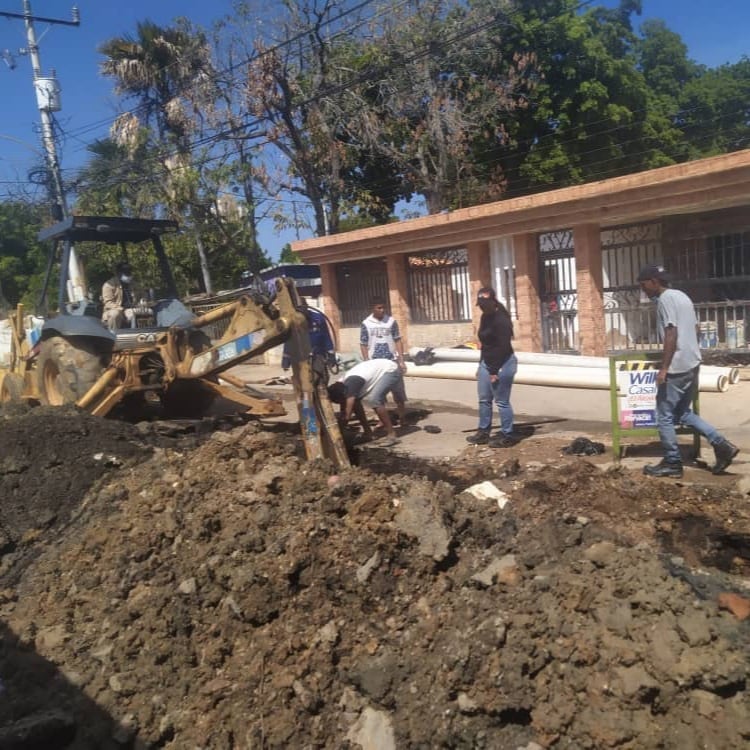 mcboalcaldia21's tweet photo. Atendemos la red de aguas residuales

Favorecemos a las familias del sector Las Corubas, parroquia Juana de Ávila, con la sustitución de un tramo de tubería de colector de aguas servidas de 8". Con esta acción garantizamos la salubridad en la zona. 

¡Con Vos Haremos más! https://t.co/Qei0gzmpF8