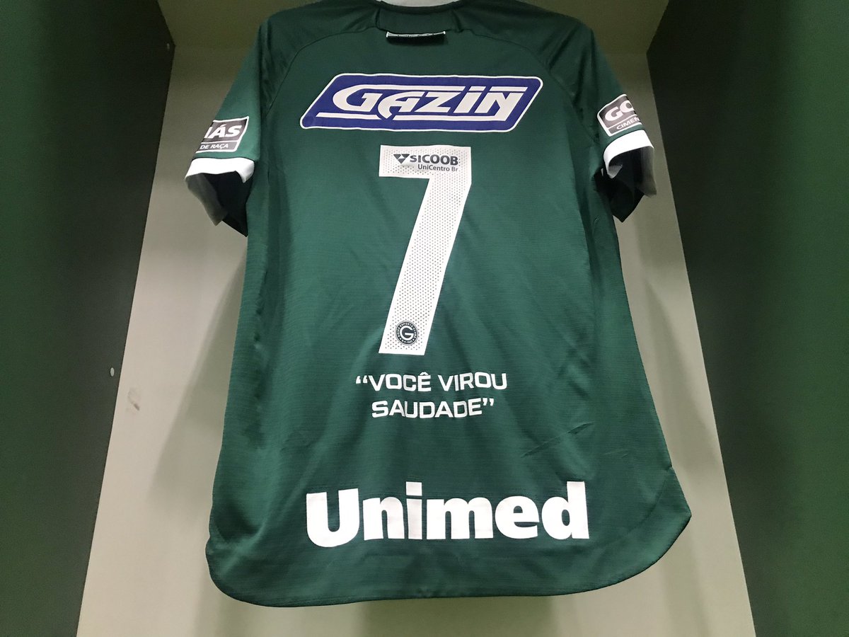 VSertanejo's tweet photo. O time do Goiás jogando agora e homenageando a Marília 💚✨ https://t.co/wWjnXbxqCO