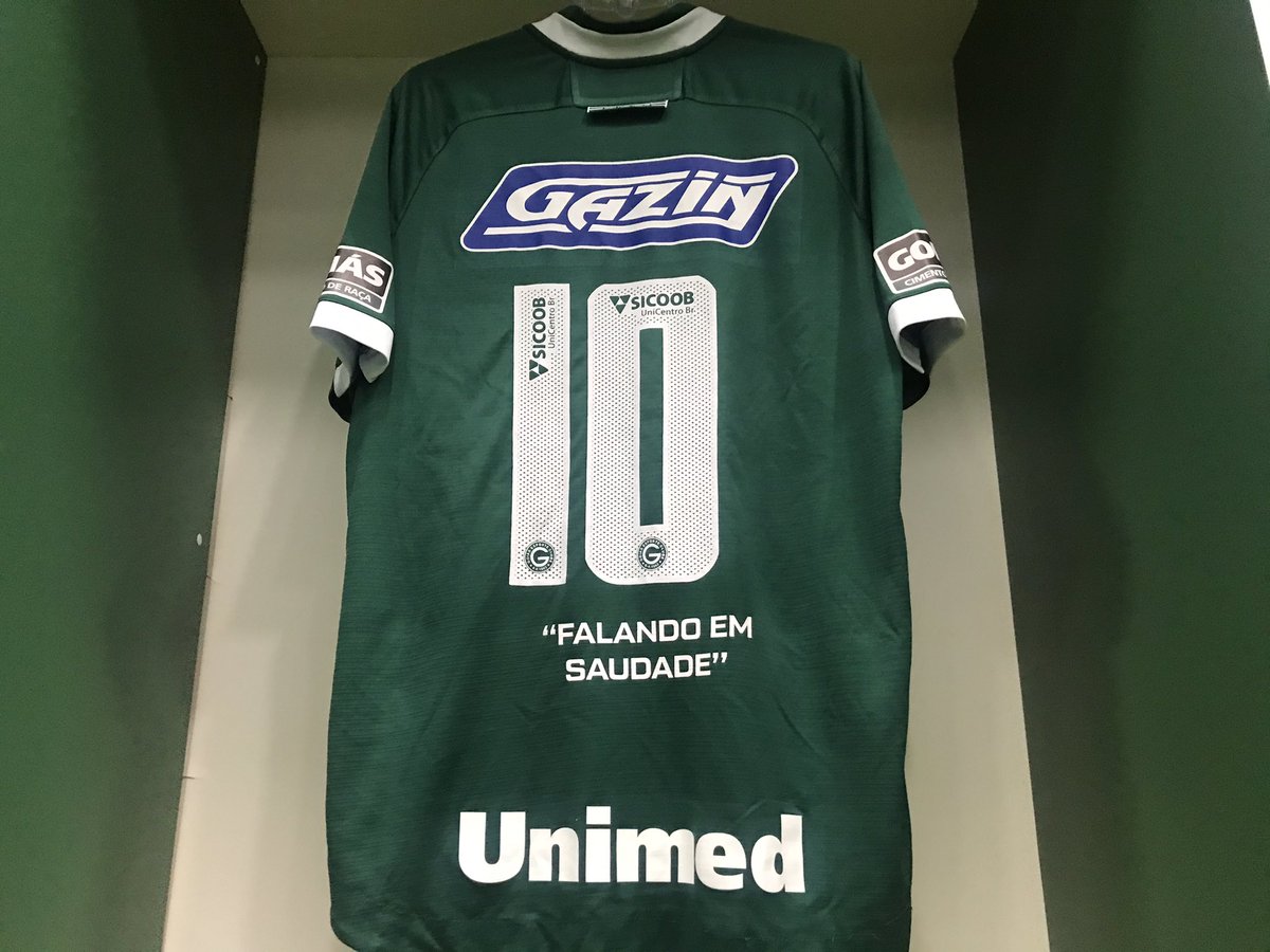 VSertanejo's tweet photo. O time do Goiás jogando agora e homenageando a Marília 💚✨ https://t.co/wWjnXbxqCO