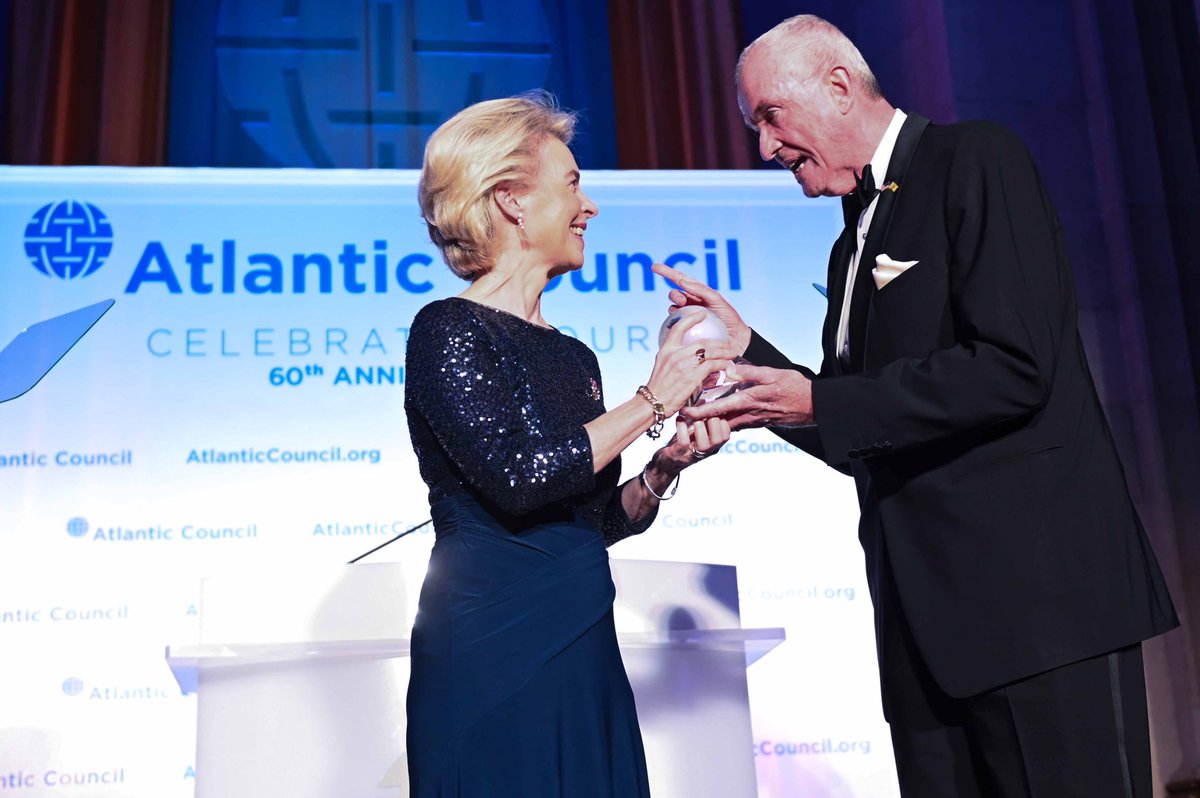 vonderleyen's tweet photo. Thank you @AtlanticCouncil for this award.
 
Our transatlantic community is made of millions like me, who feel both European and transatlantic citizens.
 
Sharing values and interests between the two shores of the Ocean.
 
Europe and America are natural partners. https://t.co/uNpH4m5oAk