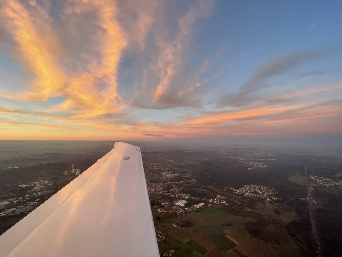 maggo1404's tweet photo. 1. Auf dem Weg von Mannheim (EDFM) nach Saarbrücken (EDDR)
2. warten auf den Tankwagen #wingviewwednesday #ifrtraining https://t.co/2NVUdL46kU