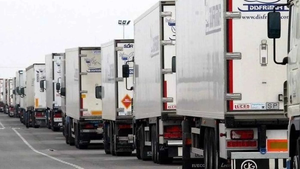 jaumegaldeano_'s tweet photo. La patronal del transporte por carretera convoca una huelga entre el 20 y el 22 de diciembre. 

https://t.co/vJVZDdQg4R 

#huelga #Transporte #ULTIMAHORA #Espana @CincoDiascom #ElPais https://t.co/ZgPiKYEsT3