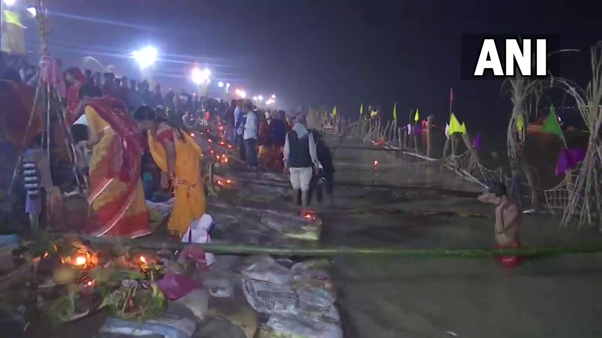 ANI's tweet photo. Bihar: Devotees gather on the banks of Ganga river at Patipul Ghat in Patna to perform Chhath puja. https://t.co/92DENVqwcF