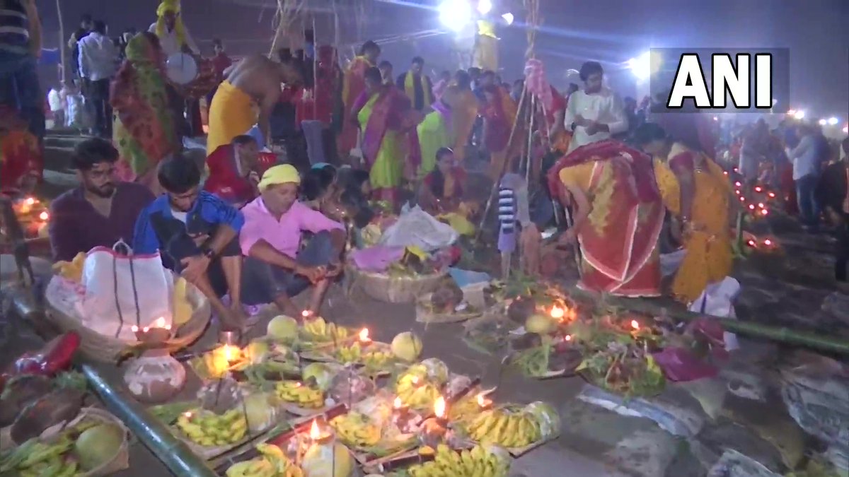 ANI's tweet photo. Bihar: Devotees gather on the banks of Ganga river at Patipul Ghat in Patna to perform Chhath puja. https://t.co/92DENVqwcF