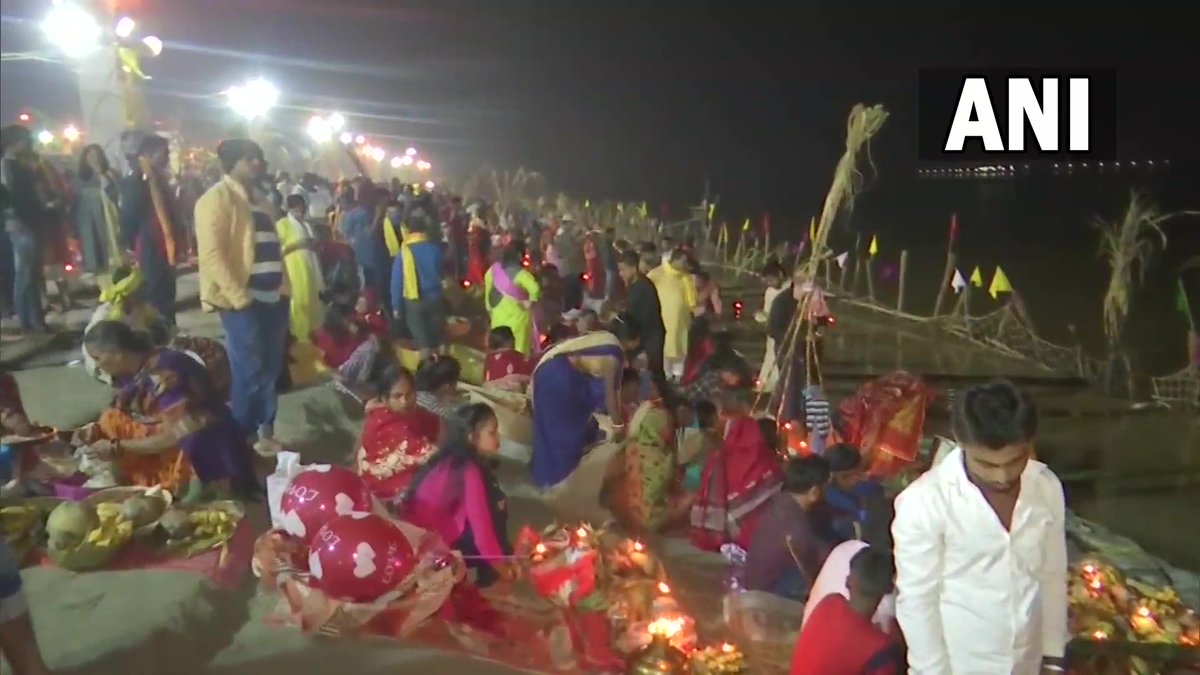 ANI's tweet photo. Bihar: Devotees gather on the banks of Ganga river at Patipul Ghat in Patna to perform Chhath puja. https://t.co/92DENVqwcF