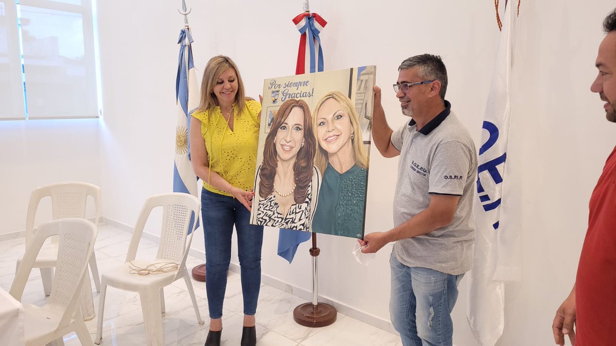 marilinsacnun's tweet photo. Terminé la jornada reunida con trabajadorxs de @SoepuS
Me regalaron este hermoso cuadro pintado por #SofíaLópez, hija de uno de ellos👏 Muchas Gracias🙏sólo he hecho lo que debe hacer quien quiere ser fiel representante de los trabajadores y trabajadoras✌🏿en el @SenadoArgentina https://t.co/EbR4xdenuF