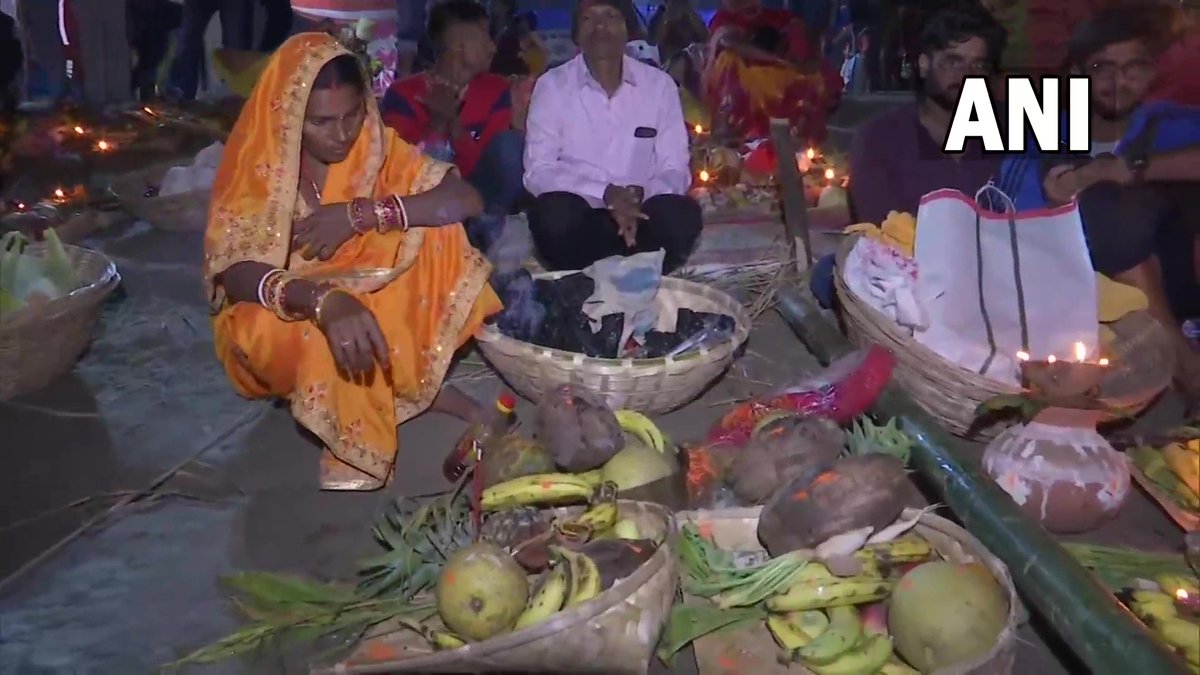 ANI's tweet photo. Bihar: Devotees gather on the banks of Ganga river at Patipul Ghat in Patna to perform Chhath puja. https://t.co/92DENVqwcF