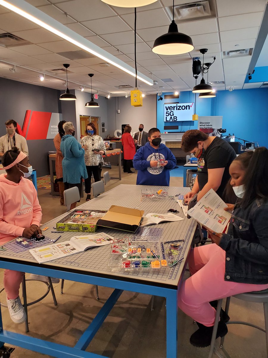 JessCohen18's tweet photo. Excited to unveil the Sayler Park #VerizonInnovativeLearningLab, equipping students and teachers with emerging technology such as AR/VR to enhance the learning experience and prepare students for future jobs. @Verizon #CitizenVerizon #IamVZ https://t.co/PTrQUl6WeZ