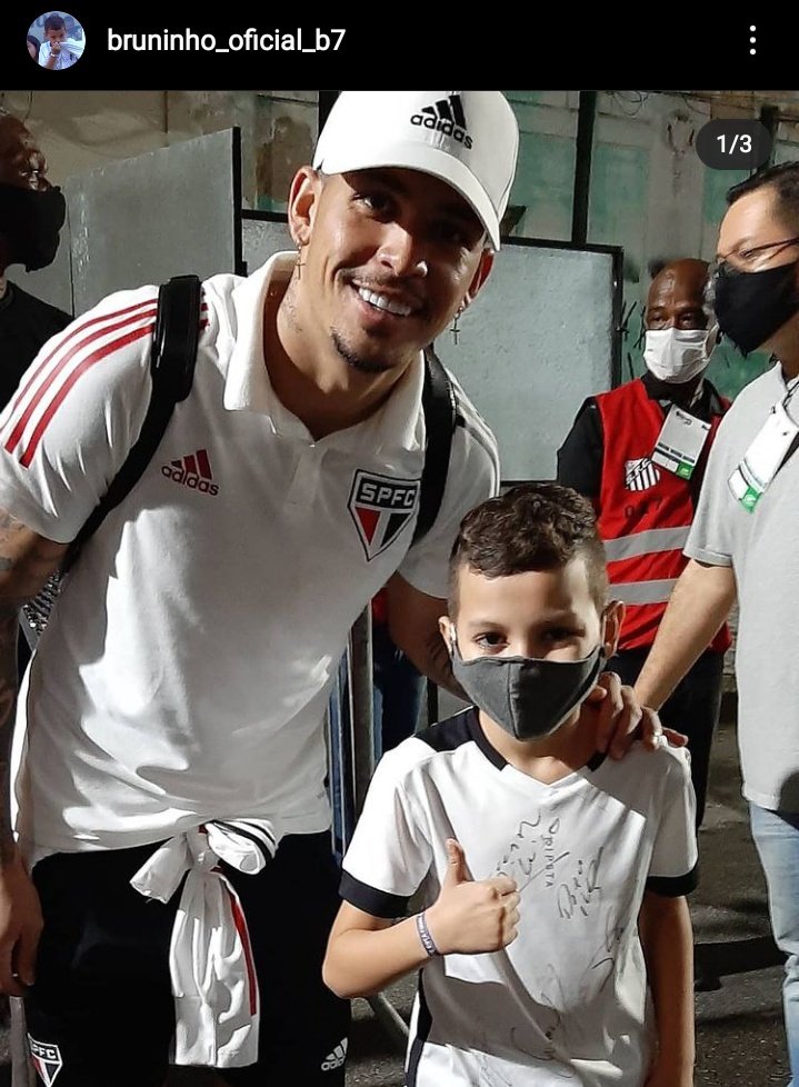 somosaopaulinos's tweet photo. Olha o Bruninho, torcedor do Santos, em 2020. Ganhou uma camisa do Tiago Volpi e tirou foto com Luciano, Juanfran e Arboleda. 👏 https://t.co/9b3tRQRyKV