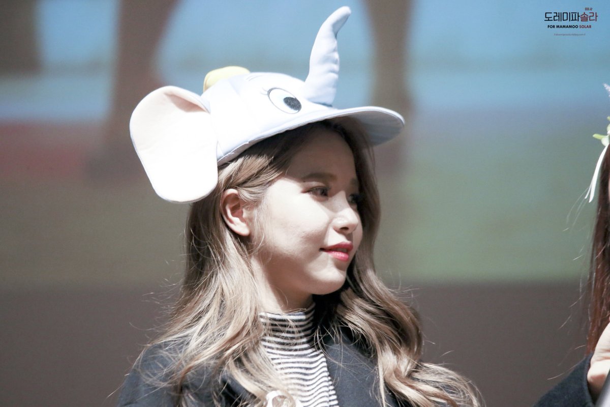 solarhourly's tweet photo. #SolarOnThisDay
♡ 161112 – yongsan fansign
#SOLAR #솔라 #MAMAMOO #마마무 https://t.co/cSZ7XUgphd