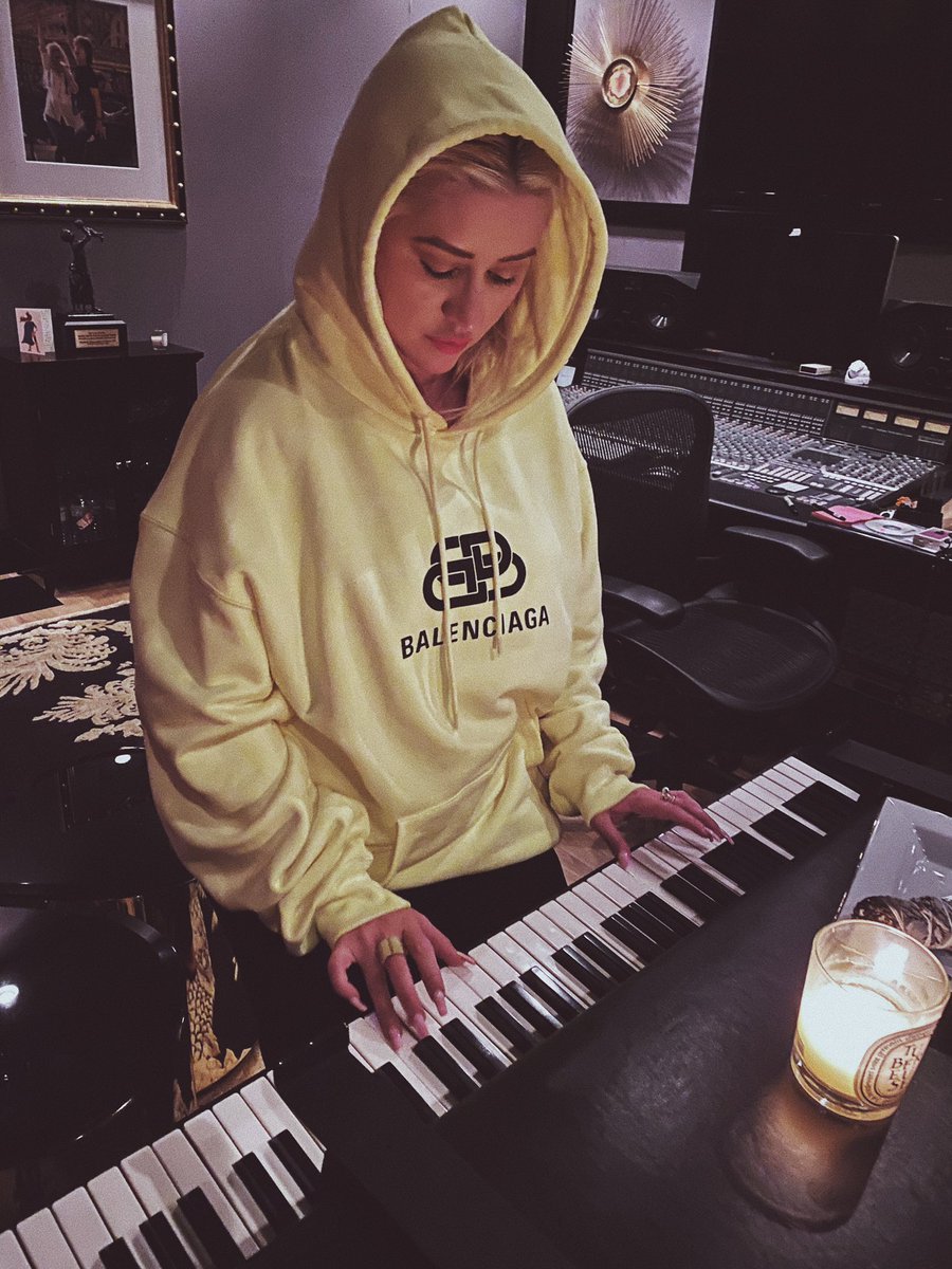 C_AguiIera's tweet photo. ⠀  ᅟᅟᅟ       ⠀                 ᅟᅟᅟ         
                             I could write 𝒂 𝒔𝒐𝒏𝒈 : 
                          with my new 𝒑.iɑno 🎹 ៸៸ 
                  —— #𝗜𝗡𝗦𝗧𝗥𝗨𝗠𝗘𝗡𝗧𝗢𝗦𝗫𝗗𝗠𝗥
⠀ᅟᅟᅟ https://t.co/1ZgiR9DXl9