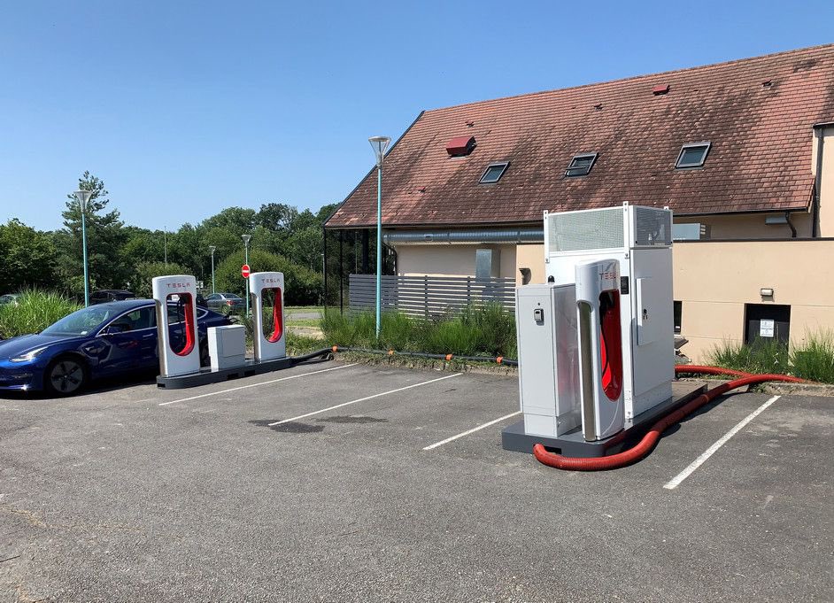 odbuku's tweet photo. 📍 Vierzon #Supercharger V3 
🔌 8 stèles 
⚠️ 4 non fonctionnelles
😒 La recharge plafonne à 95 KW
🏨 Hôtel Ibis Style ***
🍕 Signorizza
🍔 Holly’s Diner
🛣 A71 à proximité immédiate https://t.co/ph0cQzECSH