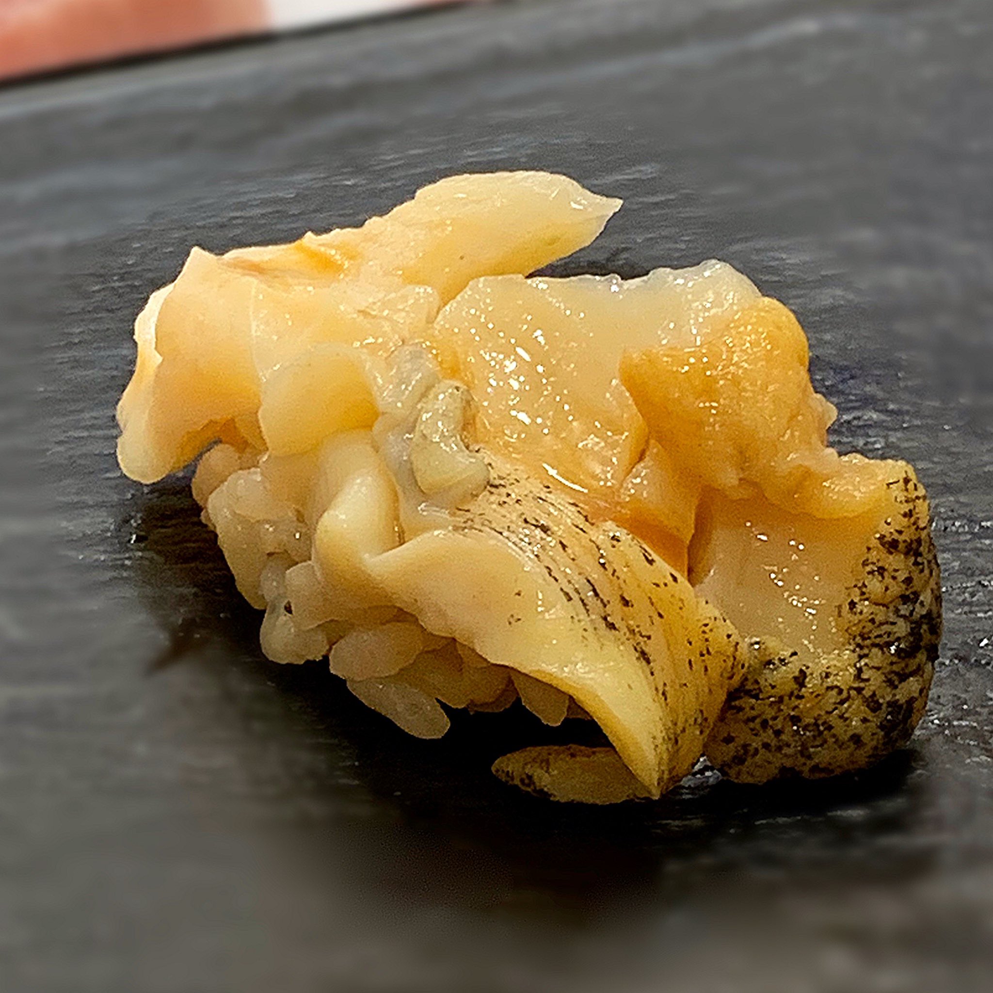 つきぢ神楽寿司 つぶ貝は 高タンパク 低脂質 低カロリー コラーゲン ビタミンb12 亜鉛 タンパク質 脂質 カリウム タウリン ベタイン といったミネラル豊富 アワビをも凌ぐコリコリの食感 噛むほどに広がる濃厚な旨味で人気 疲れた身体に