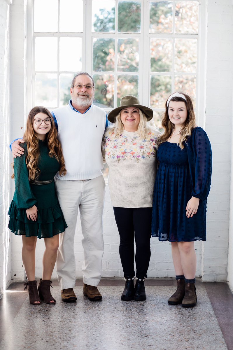 Cpcubb's tweet photo. Fall family pics 🤎🧡 https://t.co/y7N4zEWTf6