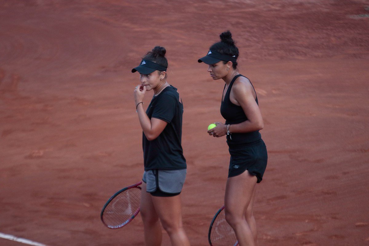 CopaLPOpen's tweet photo. Y en el enfrentamiento nacional de la jornada, Daniela Seguel junto a Katharina Gerlach 🇩🇪 derrotaron a Bárbara Gatica y Rebeca Pereira 🇧🇷 por 5-7, 6-3 y 10-6
La dupla es semifinalista en la #CopaLPChileIND
#TenisComoNuncaAntesLoViste #ITFWorldTennisTour #CopaLPChileIND https://t.co/jXASuJCCng