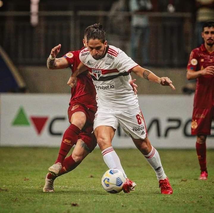fcrobertarboled's tweet photo. Pergunta: se você fosse o presidente do São Paulo, renovaria o contrato do Benítez? https://t.co/qRWzGkv2bF