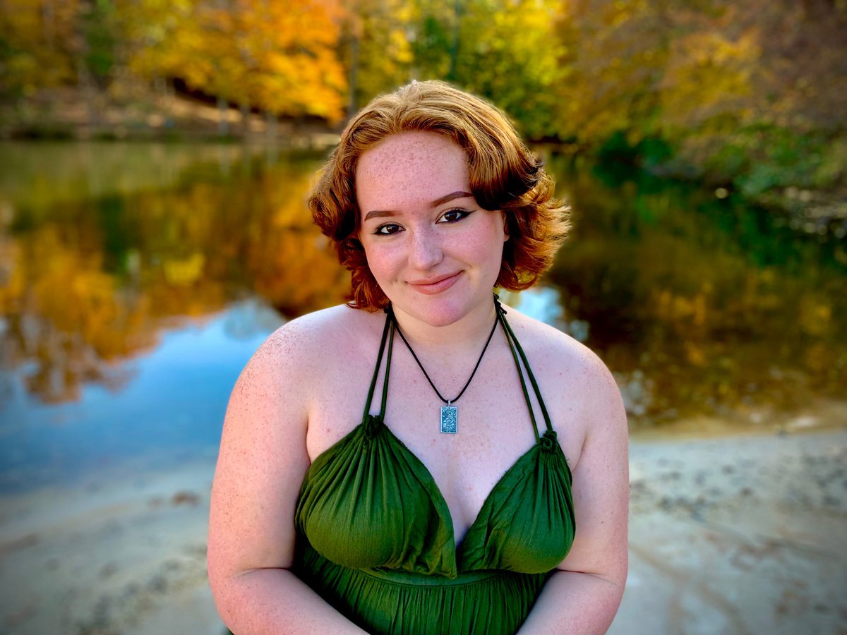 maddywitaconis's tweet photo. i took senior pictures today! feeling very old rn https://t.co/yfpn17jUTT