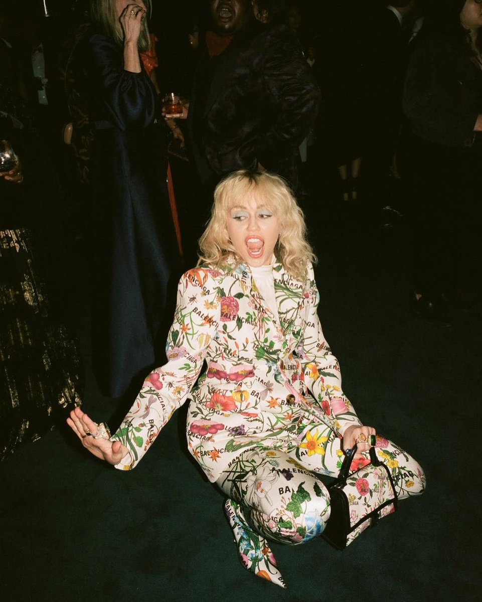 MileyCyrus's tweet photo. https://t.co/z5RLM3j1O4