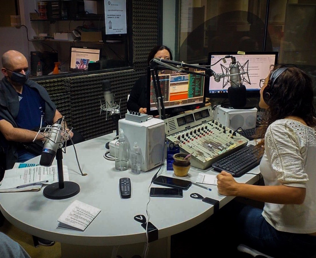 cfl414laplata's tweet photo. Estudiantes del curso de #Locución y su instructora Romina Pacheco, visitaron @radioverticelp, a fin de observar el trabajo que se realiza con auto operación, detectar la aplicación de radio fórmula e interiorizarse en la labor en un radio profesional.#CFL414 https://t.co/6OPLjdipq6
