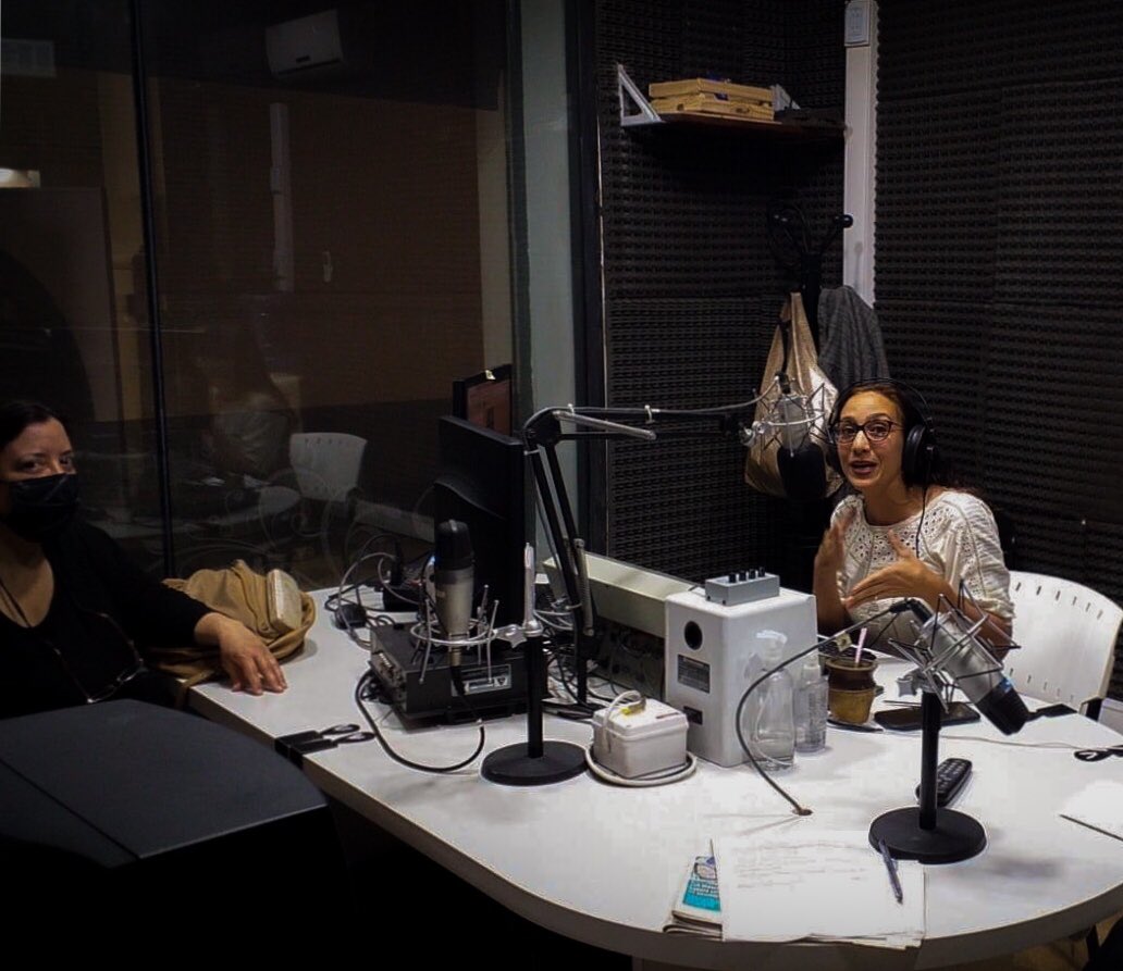 cfl414laplata's tweet photo. Estudiantes del curso de #Locución y su instructora Romina Pacheco, visitaron @radioverticelp, a fin de observar el trabajo que se realiza con auto operación, detectar la aplicación de radio fórmula e interiorizarse en la labor en un radio profesional.#CFL414 https://t.co/6OPLjdipq6