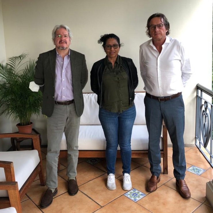 AlemaniaenHN's tweet photo. Los Embajadores de Alemania 🇩🇪 Jens Janik y de Francia 🇨🇵 @Epineda68 recibieron hoy a la defensora de DDHH Hedme Castro @aciparticipa y hacen un llamado a que se investiguen todos los casos que afecten a la integridad de los defensores de DDHH y que se les proteja debidamente. https://t.co/f1uFC0TO3S
