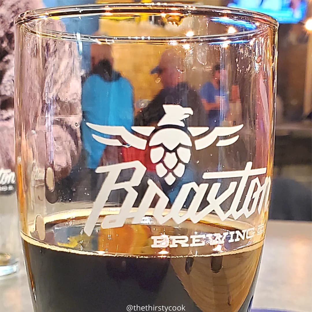 thirsty_cook's tweet photo. Great location, great atmosphere, and even better brews!🍺

  @braxtonbrewco - has an amazing selection for all tastes! 👌😎

#braxtonbrewing #beer #beerstagram #drinklocal #covingtonky #covingtonkentucky #kentucky #brewers #brewery #thethirstycook https://t.co/oe5Qq3NXg7