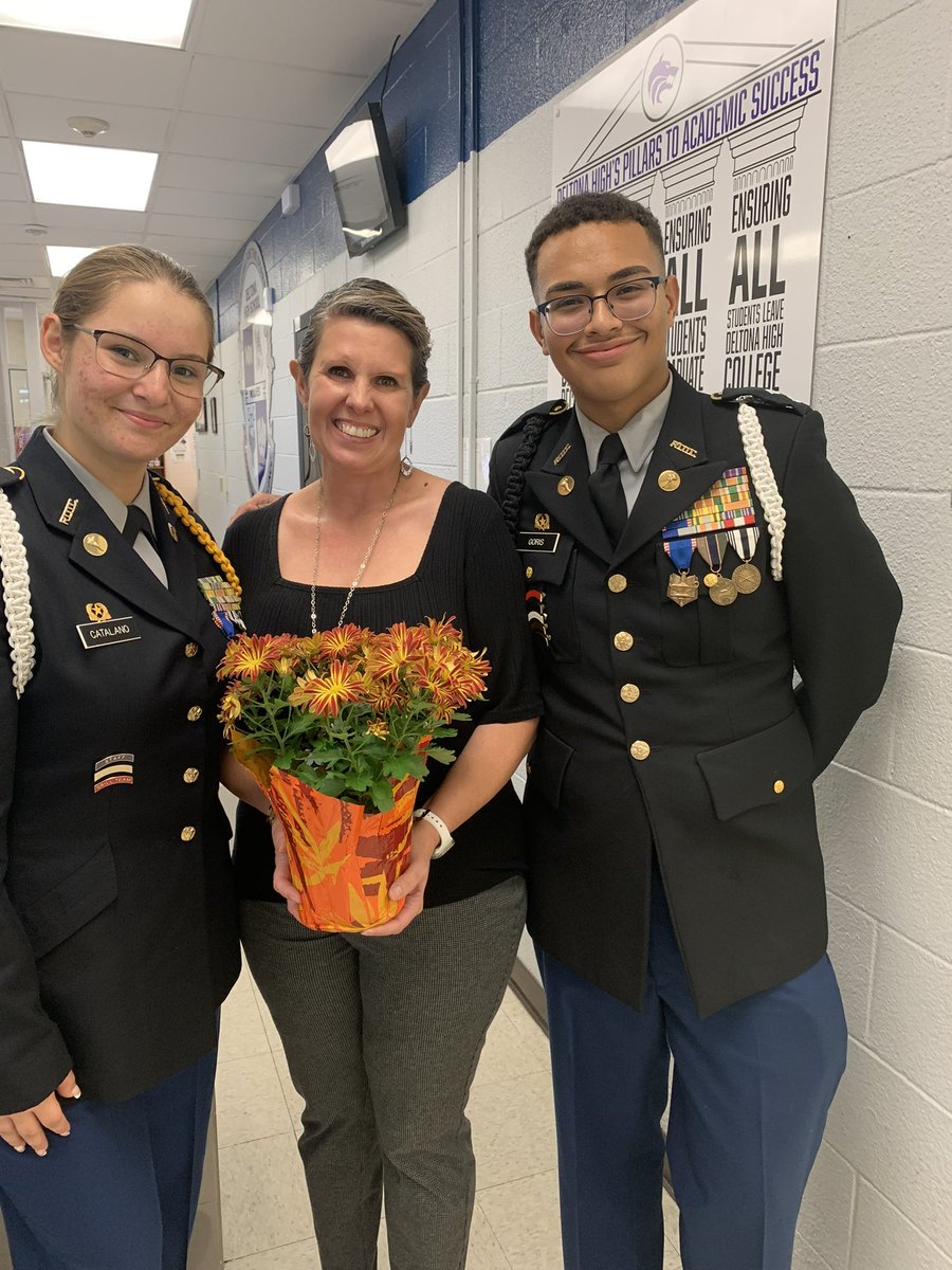 alvesta_lobban's tweet photo. #DHSWolves celebrating our #veterans at our school and community🇺🇸.Thank a Veteran; bcuz Freedom isn’t Free!! Thank you Dr. Cox , VCS Principals, Commissioner Martiza Vasquez & DHS faculty and staff for celebrating our Veterans. @DHSHappenings @JROTCDeltona https://t.co/aX5QC0Q59y