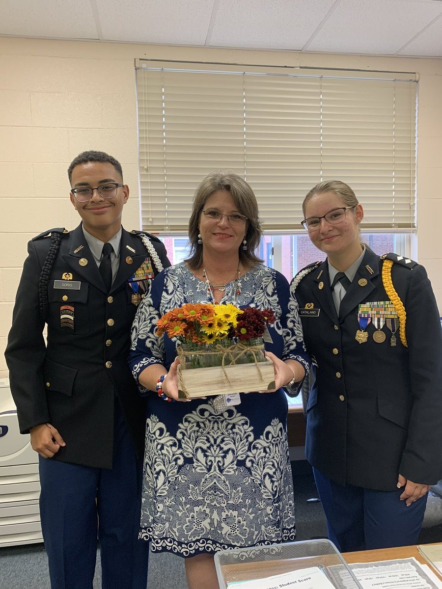 alvesta_lobban's tweet photo. #DHSWolves celebrating our #veterans at our school and community🇺🇸.Thank a Veteran; bcuz Freedom isn’t Free!! Thank you Dr. Cox , VCS Principals, Commissioner Martiza Vasquez & DHS faculty and staff for celebrating our Veterans. @DHSHappenings @JROTCDeltona https://t.co/aX5QC0Q59y