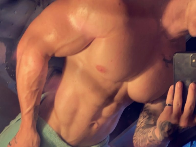 Feeling pumped? So is Bentley...

Get your private show with this stud right here: https://t.co/8Gl0rEUWMK