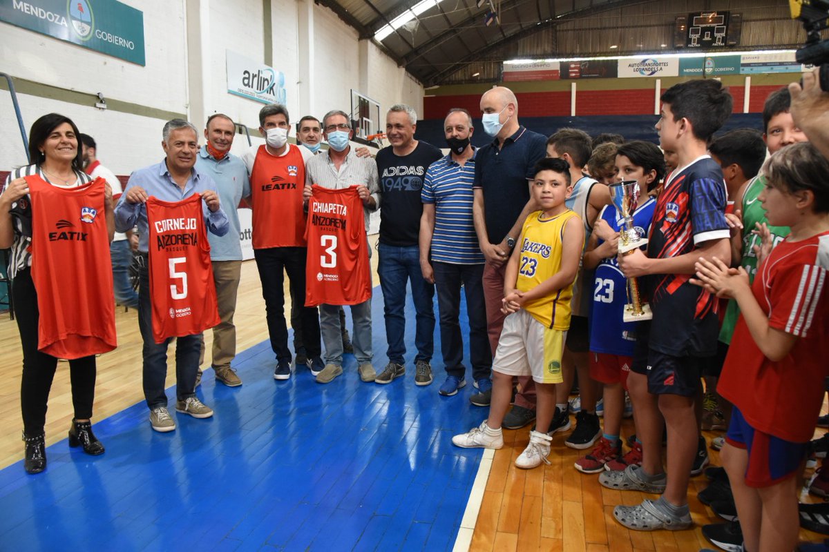 alfredocornejo's tweet photo. Con @mariana_juri visitamos el Club @AnzorenaADA, uno de los 150 clubes que forma parte del programa provincial de fortalecimiento institucional.
Es importante que el Estado apoye a estas instituciones, principalmente por el difícil contexto social que vivimos hoy los argentinos. https://t.co/woUgAgWApQ