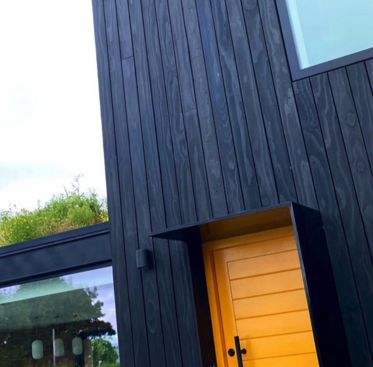 ArchitectsPB's tweet photo. Hard to beat black with a little colour! ''God is in the details” Ludwig Mies van der Rohe
.
.
#irisharchitecture
#housedesign
#modernhouse
#selfbuildireland
#architecture
#home
#ModernHome
#wildgrass
#ireland
#burnttimber
#granddesigns
#patrickbradleyarchitect https://t.co/5tcnfyccnx
