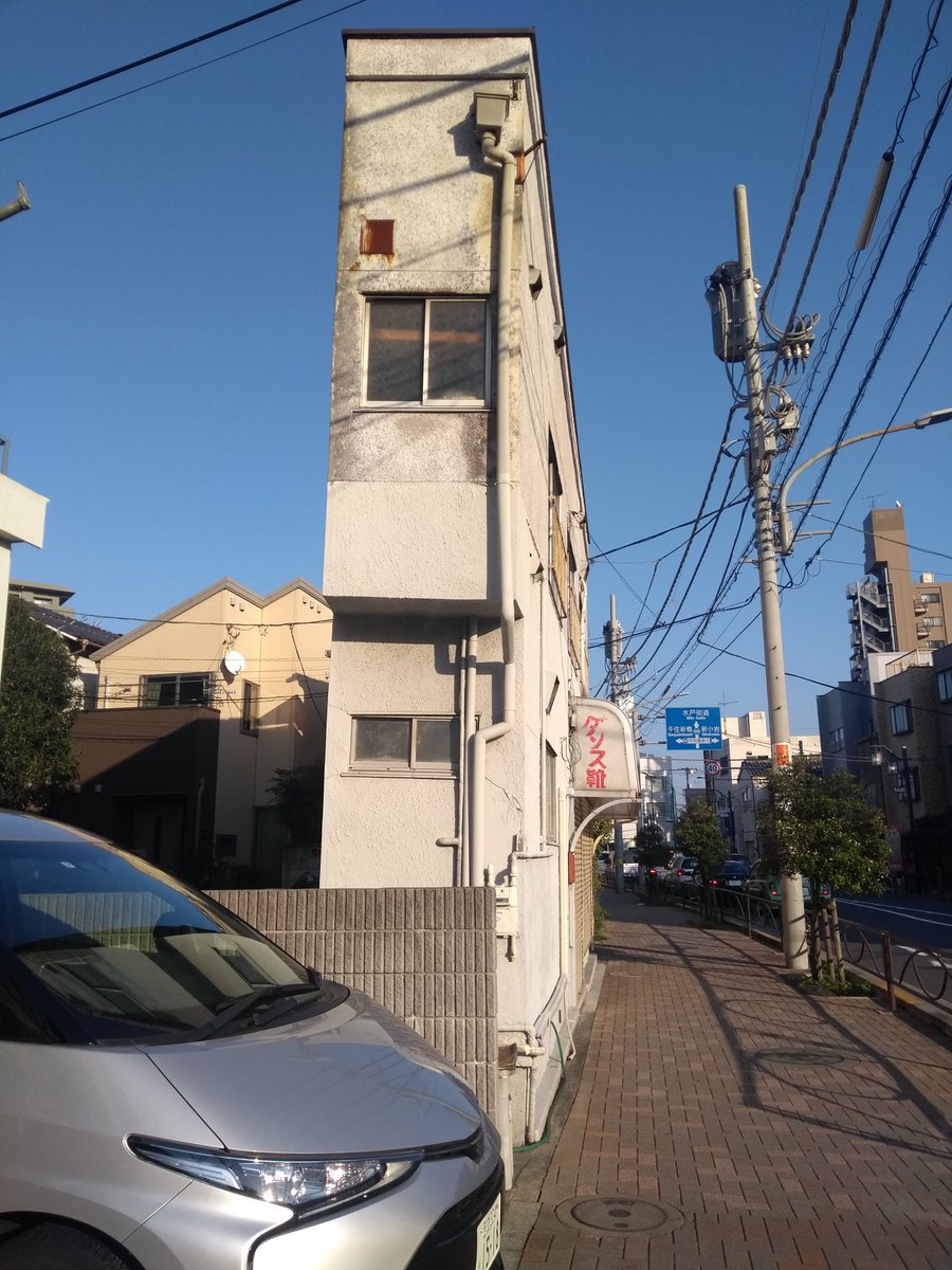 LifeGuard_Game's tweet photo. #NarrowBuilding it must be a bit of a squeeze in there. https://t.co/2wxvciQ3yu