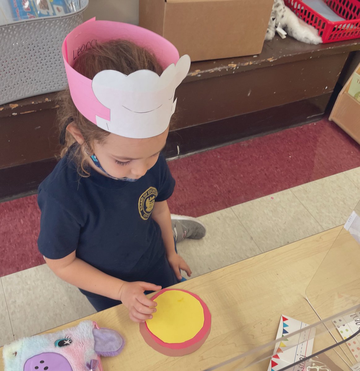 JMBCS_Eagles12's tweet photo. Mrs. Setteโs kindergarten created their own shape pizzas today! Thank you @tonyboloneys for the boxes ๐โค๏ธ #kindergarten #jmbcs https://t.co/9mnCp5z2T9