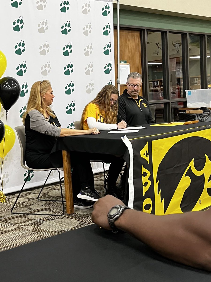 hollyduax's tweet photo. signed and ready to run🖤💛#ghawks https://t.co/7cCDZs3KZ9