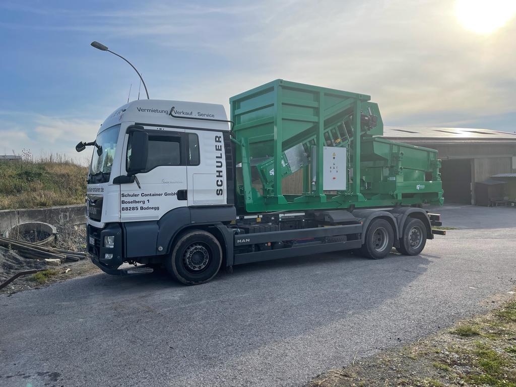 sfgmbhde's tweet photo. Semi-mobile #Siebanlage zur Reinigung und Verladung von #Holzpellets an unterschiedlichen Lagerorten. 
Die #Pellets werden vor dem Verladen in das Pellet-Silofahrzeug gesiebt. Dies sorgt für Holzpellets mit minimalem Staubanteil.
#Holzindustrie #Siebanlagen #Siebtechnik #Biomasse https://t.co/zLdWqeVtFz